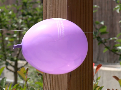 Luft strömt aus einem Luftballon