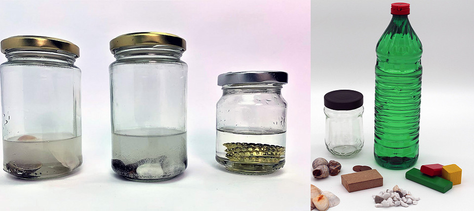 Gläser mit Essig und Muscheln/Steinen/Kronkorken. Materialien.