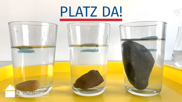 Drei Gläser gefüllt mit Wasser, in denen jeweils unterschiedlich große Steine liegen.