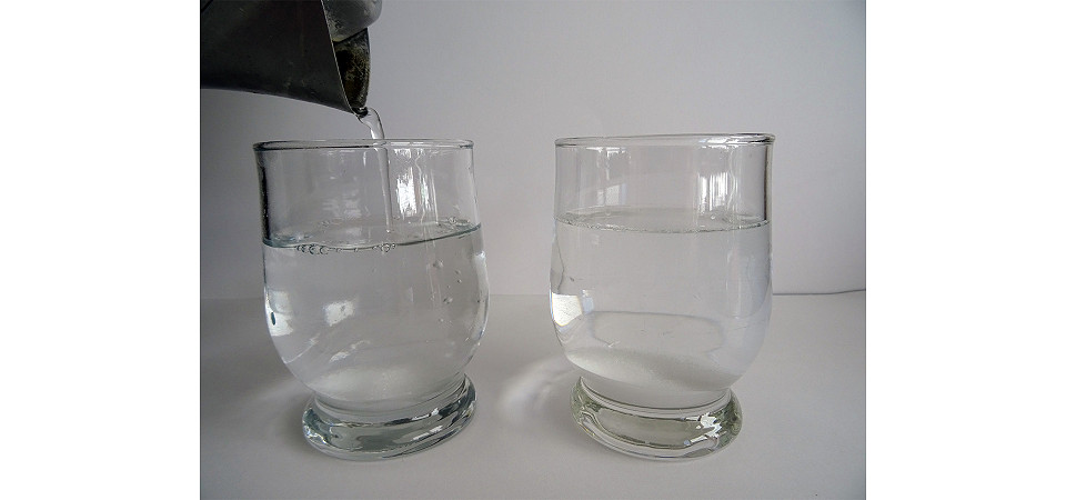 Zwei Wasserglässer mit heißem und kaltem Wasser.